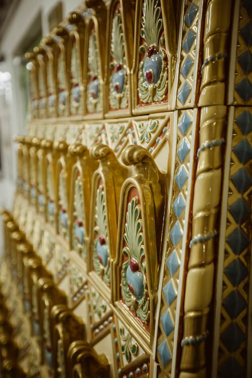 A Zsolnay Porcelángyárban készült kandalló egy részlete