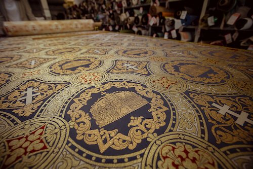 A Szent István-terem újjászületett falikárpitjának egy részlete