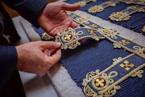 A terem függönyeinek elkészítése is aprólékos, gondos munkát igényel