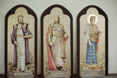 Árpád-házi királyokat és szenteket ábrázoló Zsolnay-pirogránit képek