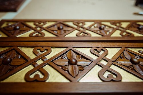 Az aranyozott fa díszítések is részei a terem egyedülálló berendezésének