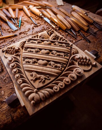 Egyenesen a műhelyből: ez a fafaragvány is a terem fontos része lesz