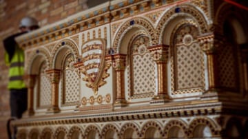 Az ország legnagyobb Zsolnay-kandallója a Szent István-teremben