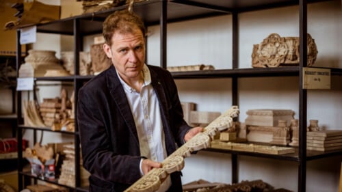 Rostás Péter művészettörténész, a Szent István-terem rekonstrukciójának művészeti szakértője mesélt a Zsolnay-kandallóról és az újjáépítés nehézségeiről